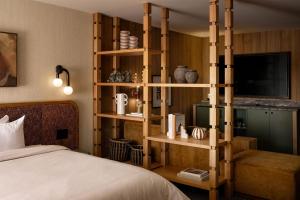 ein Schlafzimmer mit einem Bett und einem hölzernen Bücherregal in der Unterkunft The Kenrick Hotel in Banff