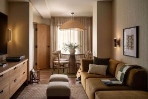 ein Wohnzimmer mit Sofa und Tisch in der Unterkunft The Kenrick Hotel in Banff
