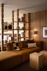ein Wohnzimmer mit braunem Sofa und Holzwänden in der Unterkunft The Kenrick Hotel in Banff