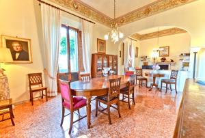 a dining room with a table and chairs at Villa Bellavista - Tuscany panoramic view in Crespina