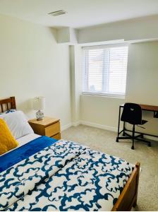 ein Schlafzimmer mit Bett, Schreibtisch und Fenster in der Unterkunft New Cosy bright and Spacious Apartment in East Gwillimbury