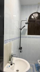 a bathroom with a sink and a toilet at Cozy rooms in Mirbāţ