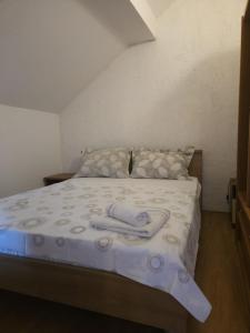 a bedroom with a bed with two towels on it at Apartments with parking space Ivan Dolac, Hvar - 8753 in Ivan Dolac