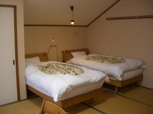 two beds in a small room at Nagomi-tei in Hakuba