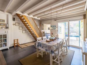 a dining room with a table and chairs at Tuzzetje in Nieuwpoort
