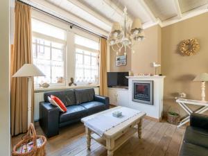 a living room with a couch and a fireplace at Tuzzetje in Nieuwpoort