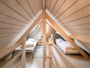 a room with two beds in a wooden attic at Tuzzetje in Nieuwpoort