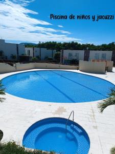 a large blue swimming pool on top of a building at Casa vacacional en ricaute Cundinamarca in Ricaurte