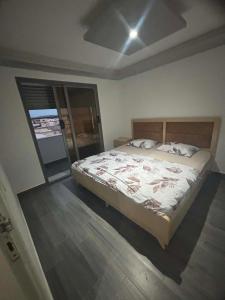 a bedroom with a large bed in a room at Résidence ADAM in Akouda