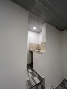 a room with a white wall and a counter at Donde Emma in Salamina