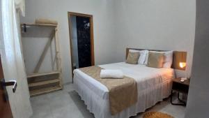 a bedroom with a bed and a door with a window at Casa Tranquila com Vaga para carro em Três Lagoas in Três Lagoas