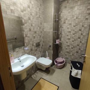 a bathroom with a sink and a toilet at Résidence petit paris RDC2 in Kelibia