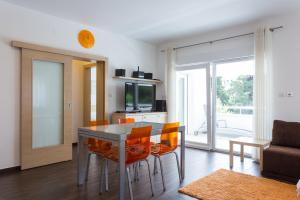 Televízia a/alebo spoločenská miestnosť v ubytovaní Apartments Villa Alba