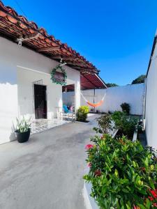 a courtyard of a house with flowers and plants at Cantinho do Romeu in Soure