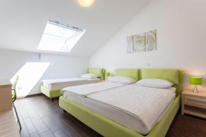 Posteľ alebo postele v izbe v ubytovaní Apartments Villa Alba