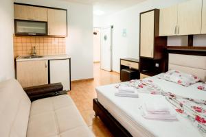 a hotel room with a bed and a kitchen at Aparthotel Noldina in Donji Štoj