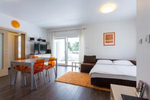 Televízia a/alebo spoločenská miestnosť v ubytovaní Apartments Villa Alba