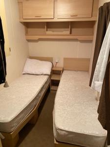 two beds in a small room withermottermott at Ingoldmells holiday in Ingoldmells