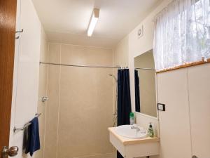 a bathroom with a shower and a sink at Shady Acres Caravan Park in Warrenheip +15 photos