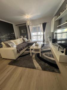 a living room with a couch and a table at Apartamento para 6 hóspedes em Queluz próximo Lisboa,Sintra e Cascais in Queluz