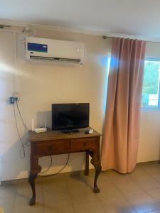 a room with a desk with a television and a window at Depto Candioti excelente ubicación Aire Calefacción Wifi in Santa Fe