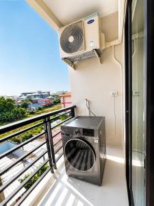a washer and dryer on a balcony at เจฮอนโด อพาร์ตเมนต์ in Ban Si Than