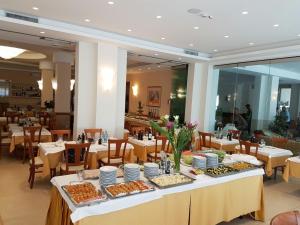 Reštaurácia alebo iné gastronomické zariadenie v ubytovaní Hotel Pineta