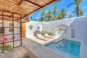 an outdoor swimming pool in a villa at Villa Afrodite in Gili Trawangan