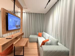a living room with a couch and a tv at فندق منسي Monsi Hotel in Taif