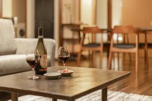 a bottle of wine and two glasses on a table at Yanagiya Iri in Nakatsugawa
