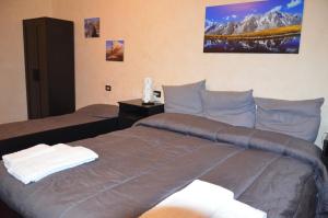 una camera d'albergo con due letti e una montagna di Bed&Breakfast Villa Bellini a Catania