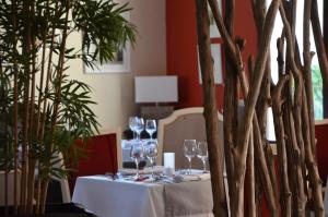 TV a/nebo společenská místnost v ubytování Hotel Restaurant Le Clos De Pradines + 37 fotografií