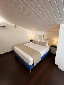 a bedroom with a large bed in a room at La Canopé - T2 calme et central avec son jacuzzi in Rémire-Camp
