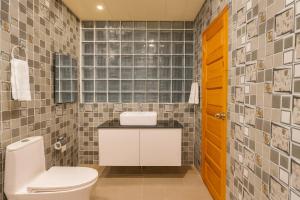 a bathroom with a toilet and a sink at Hotel The Fortune Luxury Rooms Near Mall Road Manali By Vistas - Best Selling Centrally Heated Property 2025-26 in Manāli +29 photos