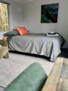 a bedroom with a bed in a room at Oasis in onerahi in Whangarei
