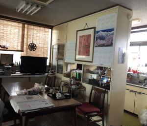 a kitchen with a table and chairs in a room at スペースigusa専用寝室2室に2名様3泊よりマンスリー割引がおすすめ in Tokyo +10 photos