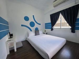 a bedroom with a large white bed and a window at 蘭嶼 262 民宿 in Lanyu