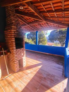 a patio with a brick fireplace in a house at Vila Azul Casa Completa em Ibicoara in Ibicoara