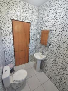 a bathroom with a toilet and a sink at Vila Azul Casa Completa em Ibicoara in Ibicoara +19 photos