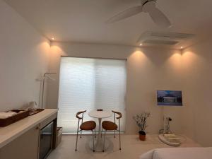 a kitchen with two chairs and a table in a room at 까사뚜아 Casa Tua in Sokcho