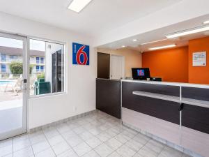 an office with a desk with a computer on it at Motel 6-Yreka, CA in Yreka +20 photos
