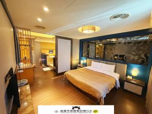 a bedroom with a large bed in a room at Venice Motel in Kaohsiung