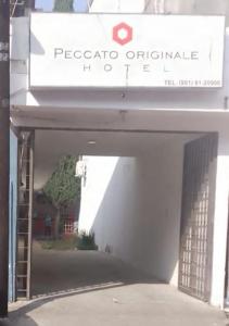 a building with a sign that reads peacato antiques hospital at Hotel Peccato Originale in Tuxtla Gutiérrez