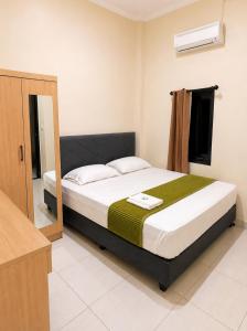 a bedroom with a large bed in a room at Solota Boutique Hotel Syariah in Bonorejo