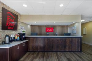 a red roof inn lobby with a bar and a coffee shop at Red Roof Inn Manchester, TN in Manchester
