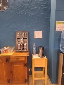 a counter with a coffee maker on top of a table at Il Nido delle Cicogne in Sacca