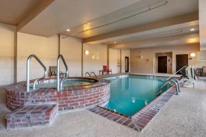a large pool in a hotel room with a brick gmaxwell gmaxwell gmaxwell at Comfort Inn & Suites Clinton - Jackson West in Clinton