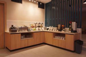 a kitchen with a counter with aasteryasteryasteryasteryasteryasteryasteryasteryastery at Quality Inn Piedras Negras in Piedras Negras