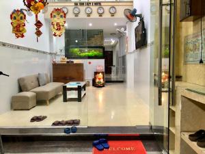 a living room with a couch and a fish tank at SG Cozy2 Hotel - Pham Ngu Lao Street in Ho Chi Minh City