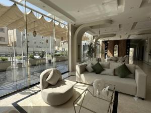 a large living room with a couch and a table at شقق نايت وايت مون للشقق المخدومة in Khamis Mushayt
